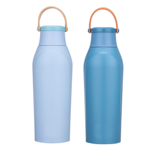 Poeierbedekte metaalvakuum geïsoleerde geskenkwaterbottel